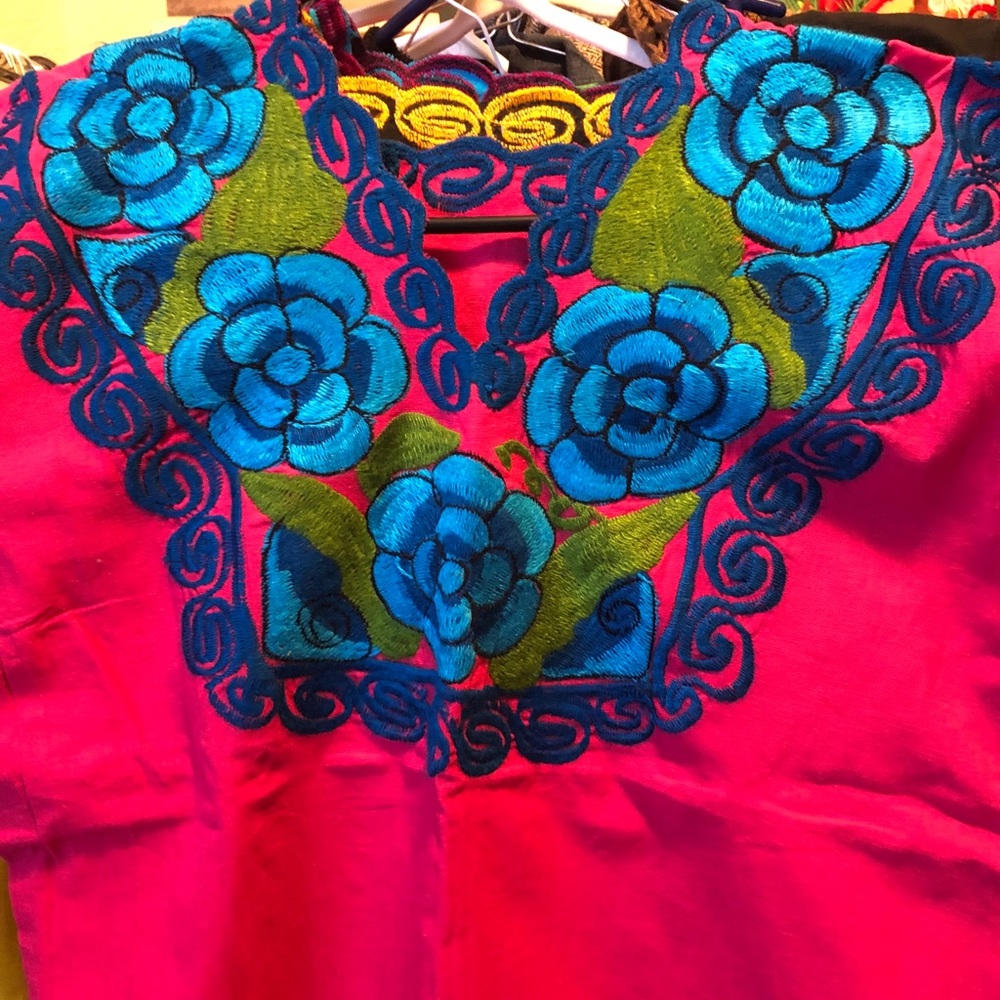 Embroided blouses - Picture 2 of 5